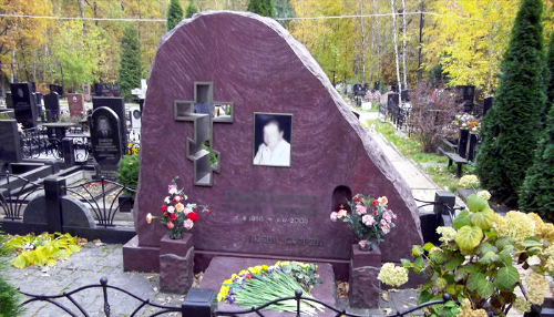 3 pamyatnik glyba iz granita v minske v belarusi ritorg.by