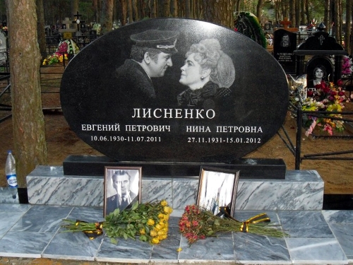 3 semejnye pamyatniki iz granita v minske v belarusi ritorg.by