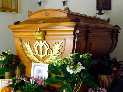 Домовина лакированая