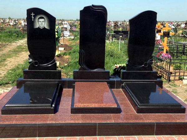 izgotovlenie vertikalnogo pamyatnika v minske ritorg