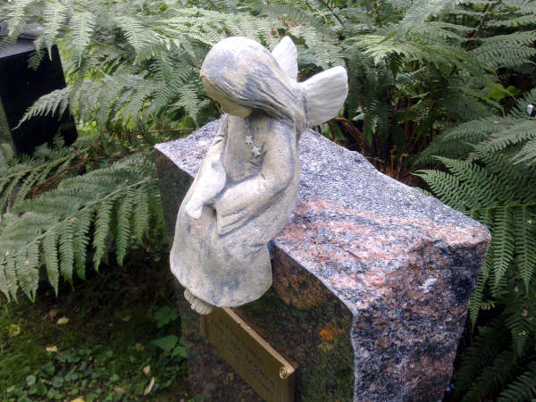 malenkiy angel pamyatnik na mogilu v vide angela v minske i belarusi ritorg.by