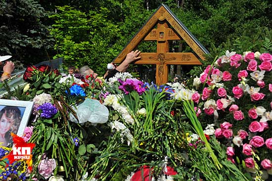 Могила Жанны Фриске утопает в цветах Могила Жанны Фриске утопает в цветах