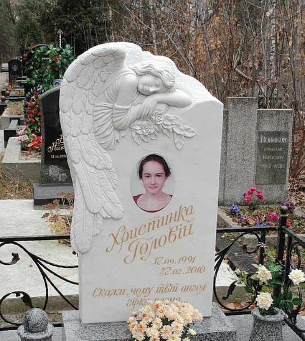 pamyatnik na mogilu v vide angela v belarusi ritorg.by.jpg