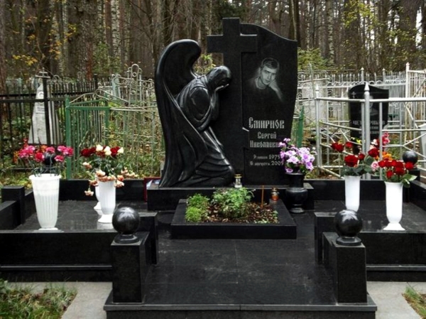 pamyatnik v vide angela v minske ritorg.by