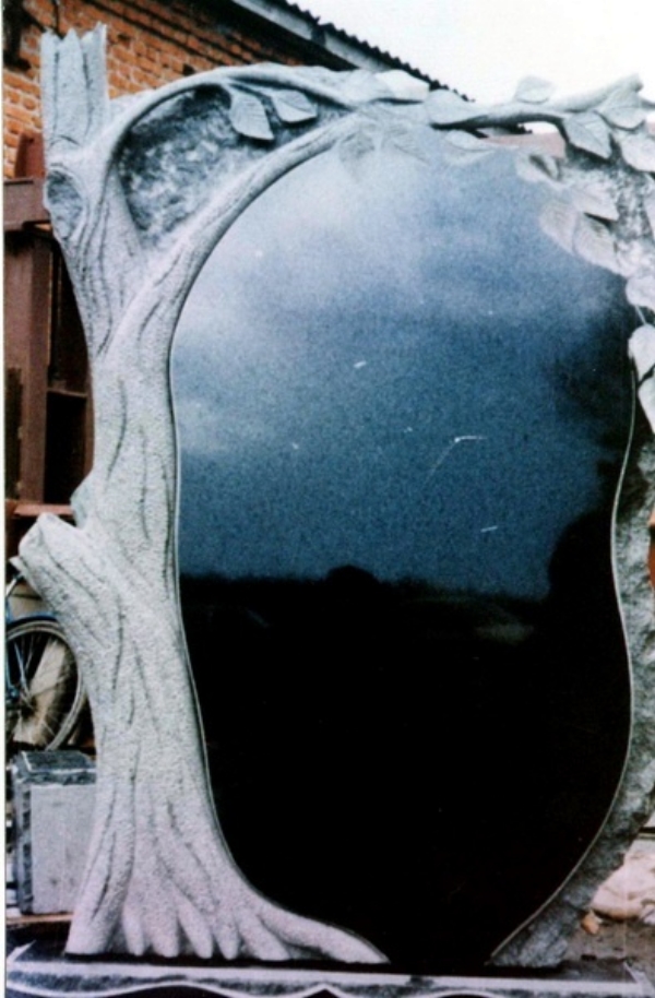 pamyatnik v vide dereva v minske belarusi ritorg.by